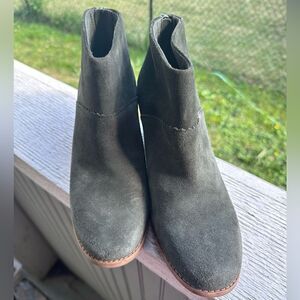 TOMS Leila Bootie in Forest Suede Size 8